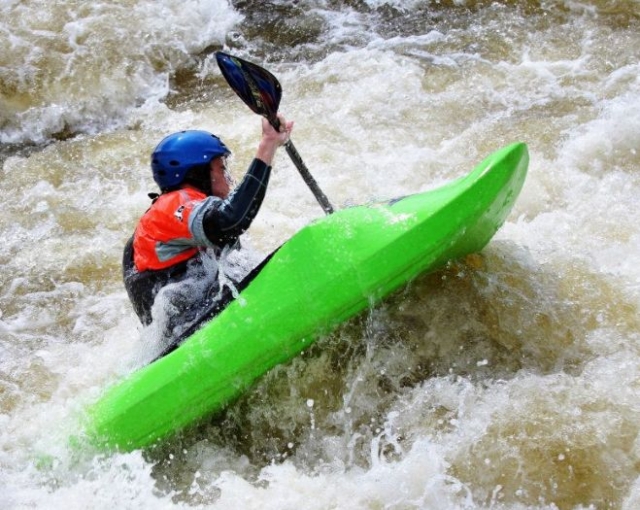 激烈的白水皮划艇
